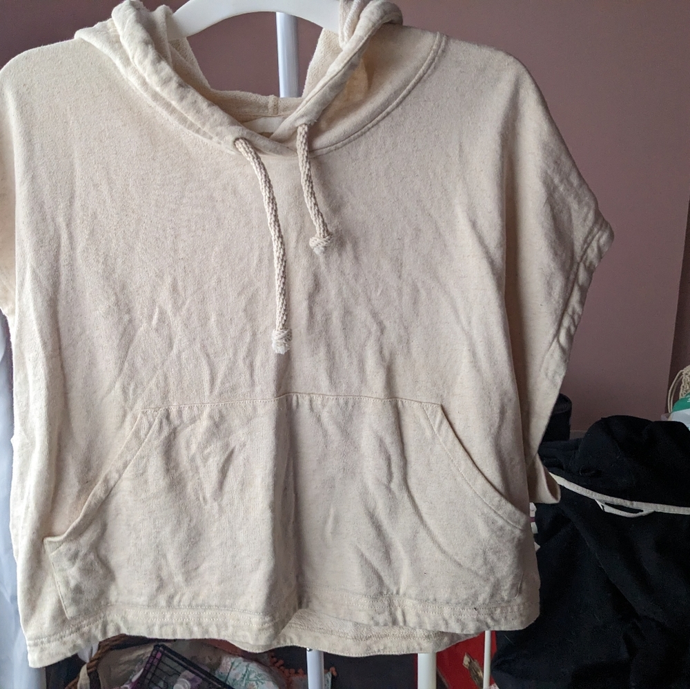 Cropped sleeveless sweatshirt